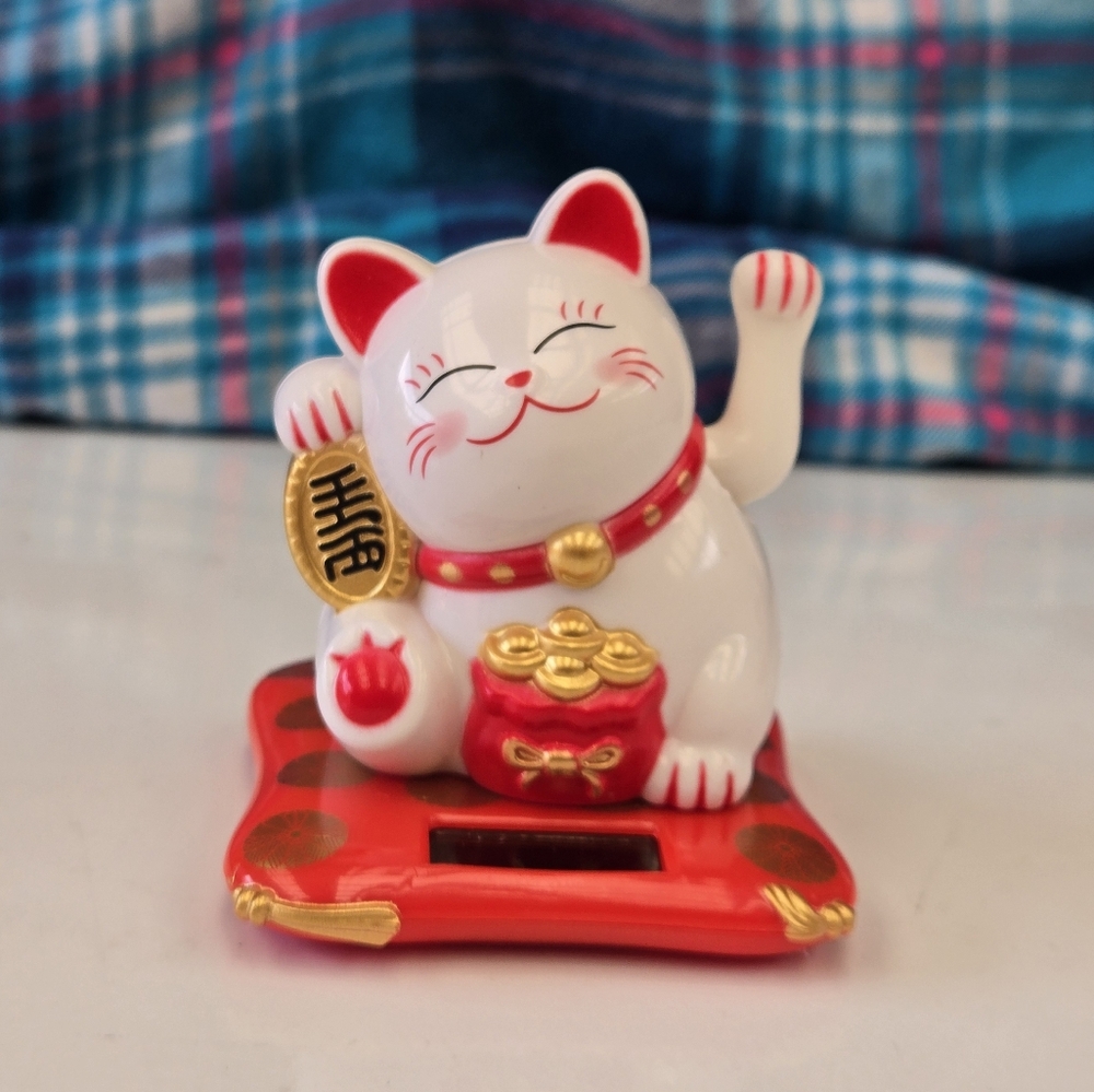Solar Power Fortune Waving Maneki-neko Figurine
